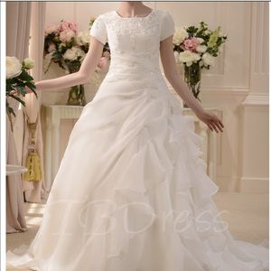 NWOT: Wedding dress (Ivory)